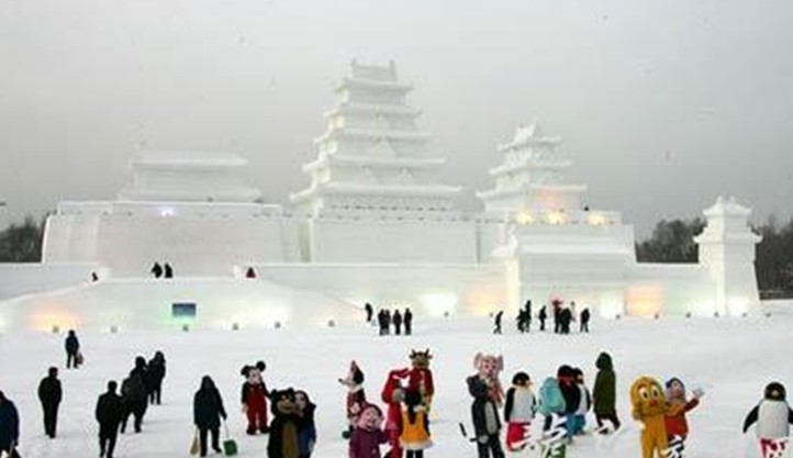 
內(nèi)部景點介紹
進入度假區(qū)后,左側(cè)分別有大青山滑雪場,交通山莊雪場,好漢泊雪場,國家體委雪場,右側(cè)是非常聞名的風車山莊。從頭開始,大青山雪場,是一個初級雪道,坡度小,有2條雪道,為拖牽牽引,這里比較適合剛剛接觸滑雪的朋友,一旦穿上雪板,就會覺得這里不過癮了。接下來是交通山莊,交通山莊的賓館為三星級標準,賓館后就是條初級雪道,坡度跟大青山相當,長度約為400米左右。 好漢泊雪場,是個面臨好漢泊的雪道,為初級雪道,也是適合初學的朋友,具備滑雪教練。國家體委滑雪場,這個雪場是中國國家的,也是南極科考人員訓練,國家運動員訓練的地方。風車山莊,風車山莊在國內(nèi)外是比較有名氣的,它具有風車網(wǎng)站滑雪場,雅士奇初級雪場,三鍋盔初級雪場,三鍋盔中高級雪道。 風車網(wǎng)陣雪道也是一條面向初級的雪道,但無論論坡度,長度,以及彎度,都很不錯,上山的時候乘坐索道或者拖牽,這里有108座風車矩陣組成,山鍋盔山上有一條初級雪道,上山的時候,要乘坐索道纜車上山,山頂?shù)某跫壯┑酪彩峭蠣繝恳摹纳巾數(shù)缴侥_下,分別有幾條不同級別的雪道,最著名的是6號雪道,有幸福大道之稱。山頂有雪具店,餐廳,為飲食帶來了方便。下滑的雪道有11號,9號等雪道。
![